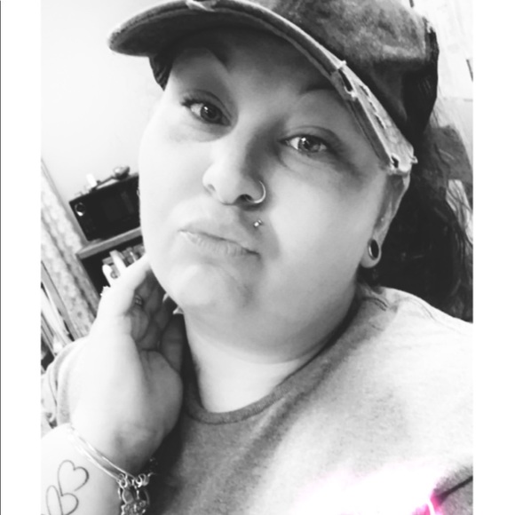 Meet your Posher, Nicole - Picture 2 of 3